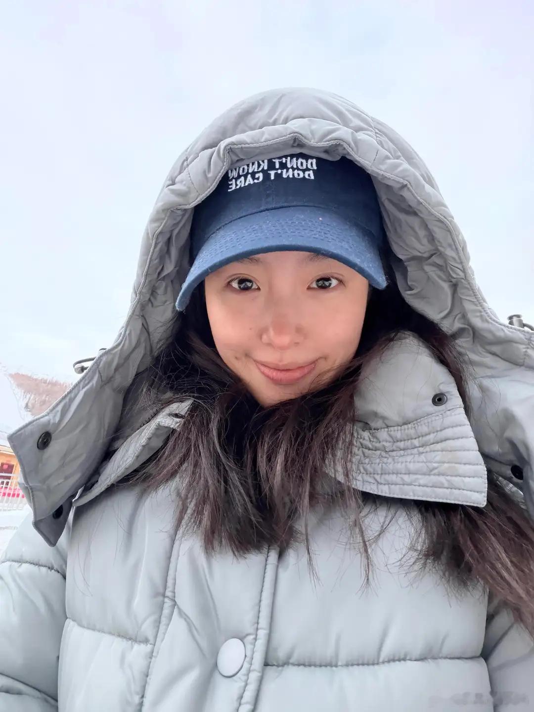 杨采钰与老公滑雪时，被高高举起的瞬间超甜。她素颜状态佳，眉眼间竟与刘亦菲有几分神