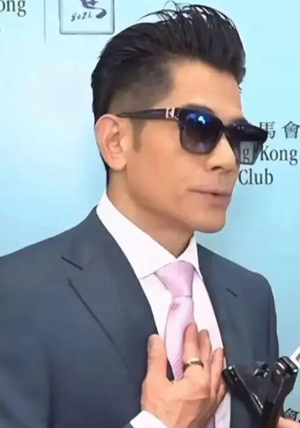 同校不同命。郭富城女儿和刘德华女儿成了校友，但一个9岁一个14岁，上下学时间