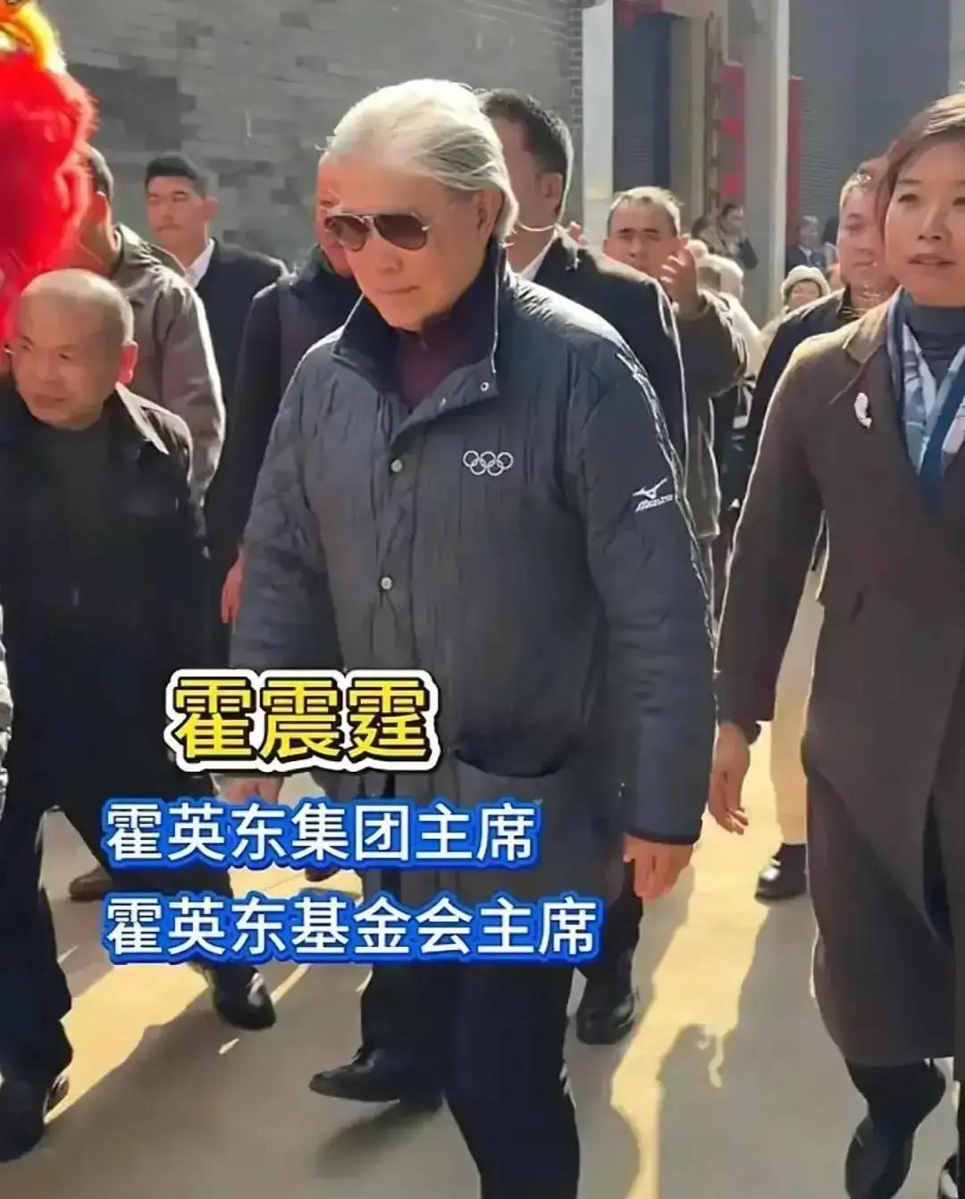 C位男孩拿的竟是爷爷40年前的相机这台徕卡M3，1983年霍英东用它拍下广