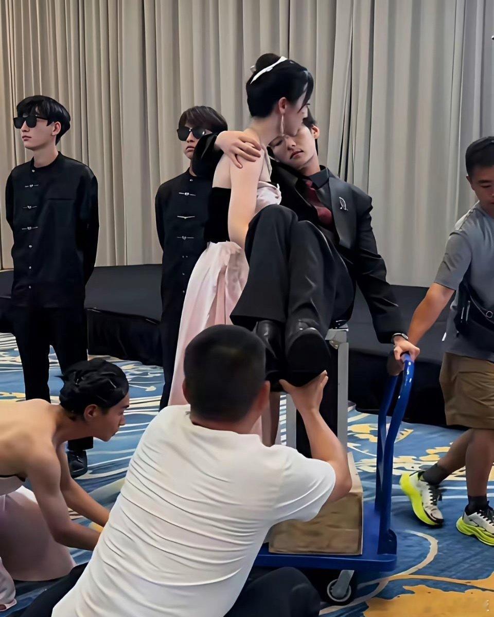终于知道了一个事情，原来短剧里女主公主抱男主是这样子拍出来的呀[笑着哭]​​