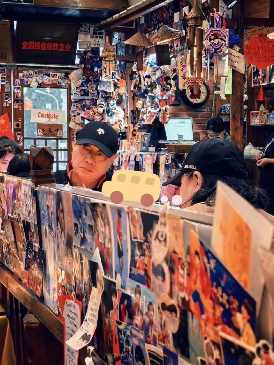 孙颖莎河北省队恩师杨广弟教练与家人被偶遇在体总公寓附近的玉桥餐厅吃饭。杨广弟看到