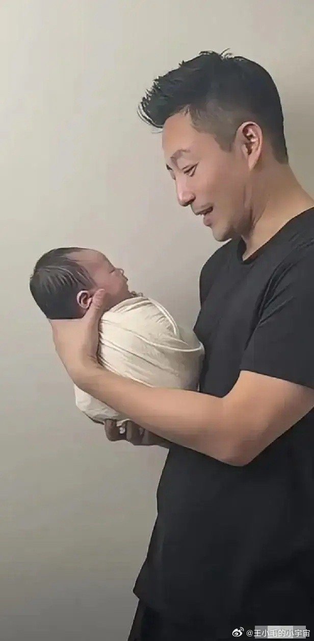 汪小菲和小汪宝拍满月照了，奶奶张兰都不参加的满月宴，还有什么意思呢？满月宴在台北