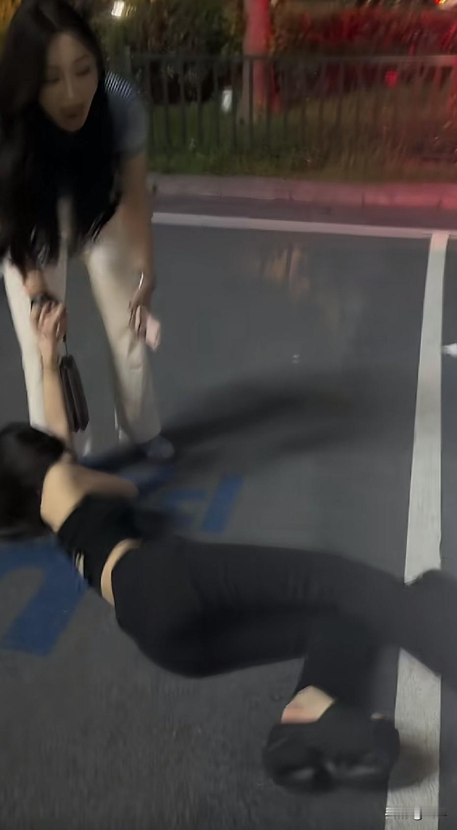 真厉害啊，一只手就给撂倒了，[赞][赞][赞]