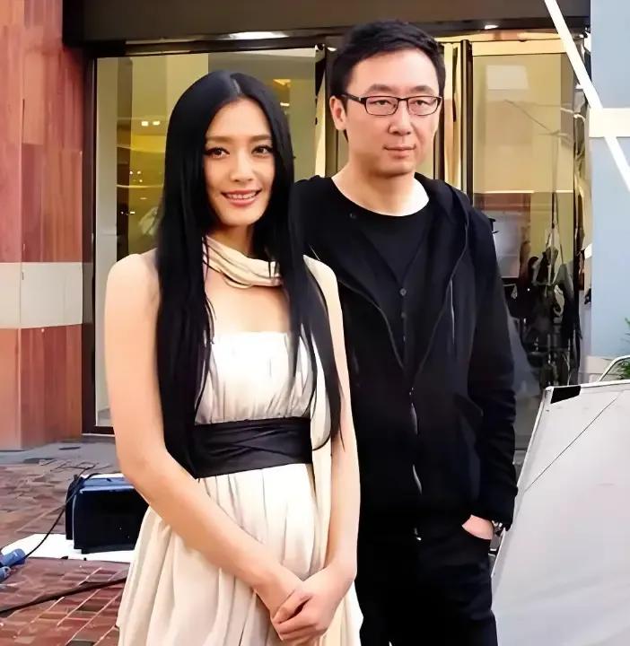 当年，热恋中的陆川多次向女友秦岚求婚，却始终被拒绝，一次，陆川气得扔掉了戒指：你