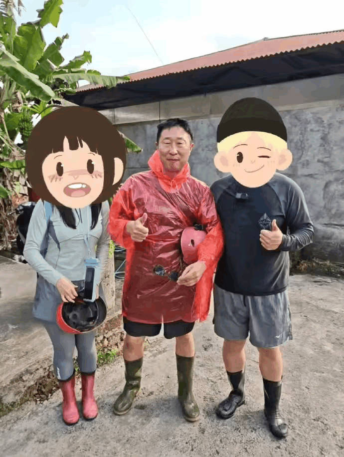 林永健穿成这样都愿意合影，这不就是我们村里的张二叔吗？一次性雨衣加雨靴，像是刚种