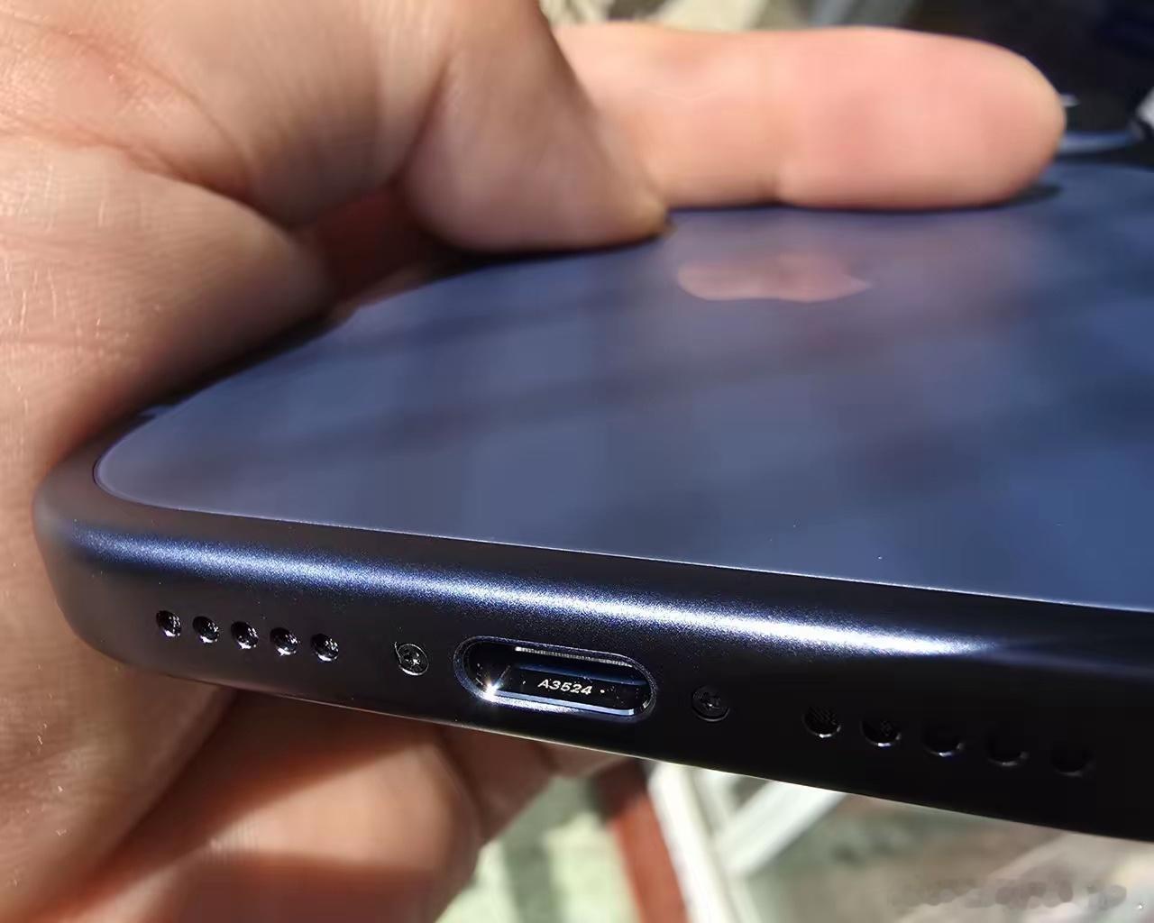 iPhone的做工是真细腻，不服不行呀，这么小的数字A3524，都能刻在充电口里