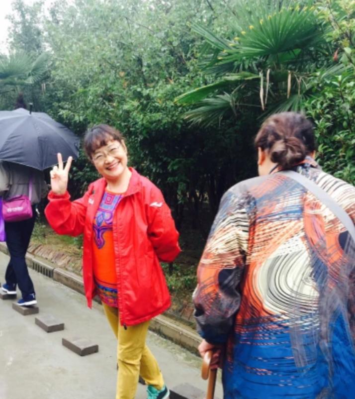 有老两口高高兴兴去山里避暑，包吃包住一人一天才收70块，结果吃晚饭时傻眼了，十个