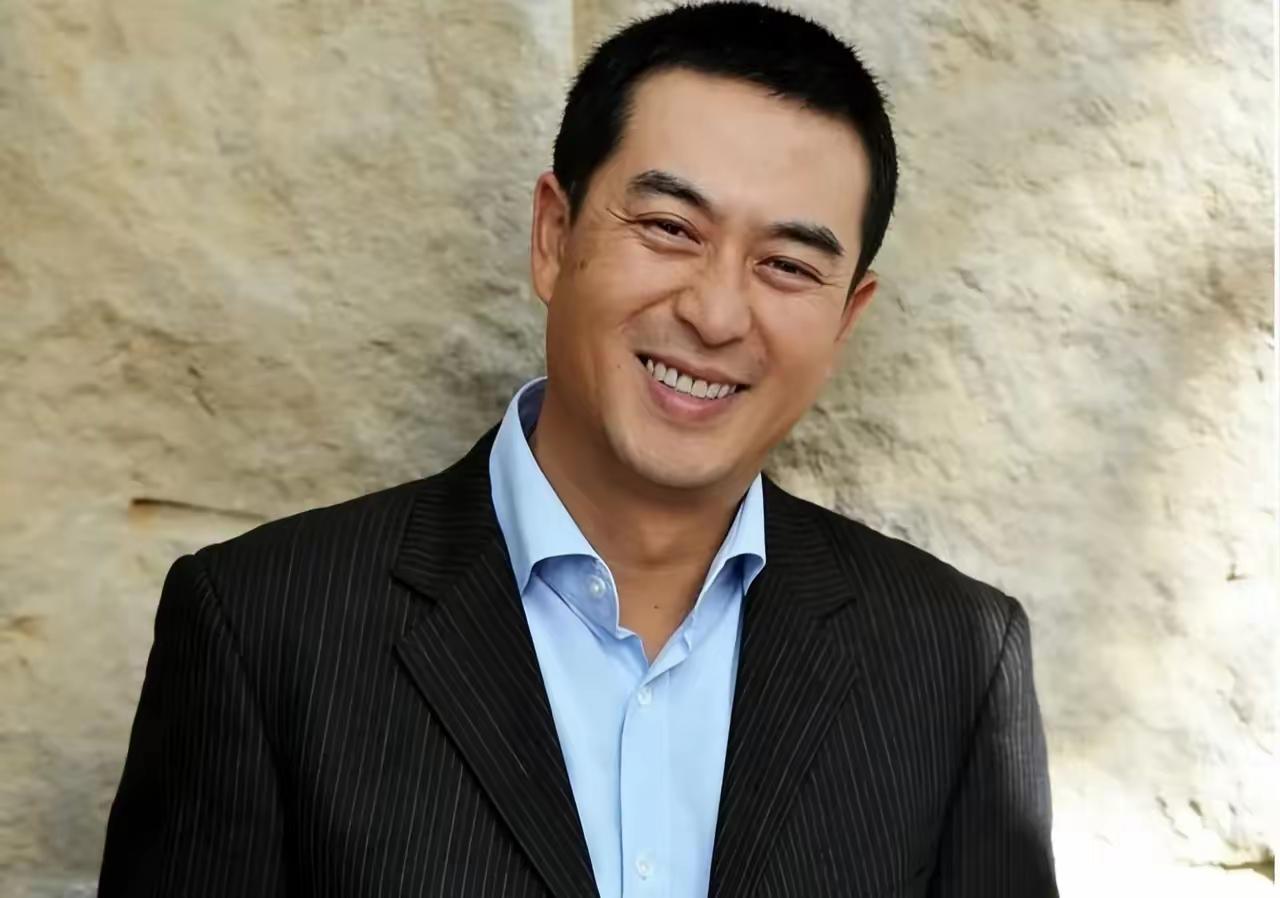 主持人问张嘉译:“你在北京有房子，以后你会在北京养老吗？”张嘉译斩钉截铁:“不会