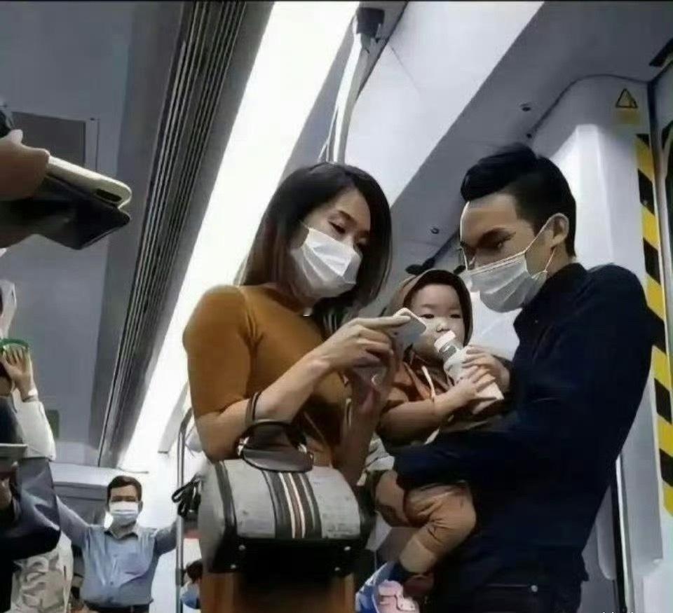 看见地铁上这幕好像不怕结婚了