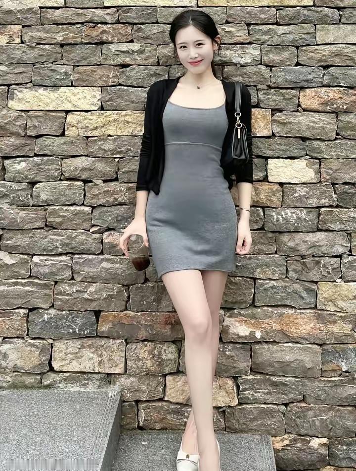 身姿窈窕温婉含笑简约穿搭自带从容光芒生活需要努力奋斗以财富托举日常带着热