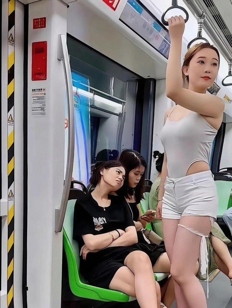这黑衣服的女士不尊重人啊，这白眼都翻到天边了，这嘴都歪倒西伯利亚了。