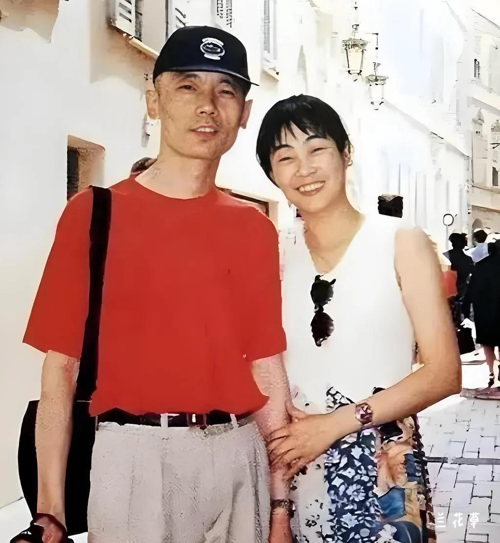 演员葛优。一个靠得住的男人，一个幸福的女人。葛优和贺聪夫妇俩，恩爱38年无绯闻
