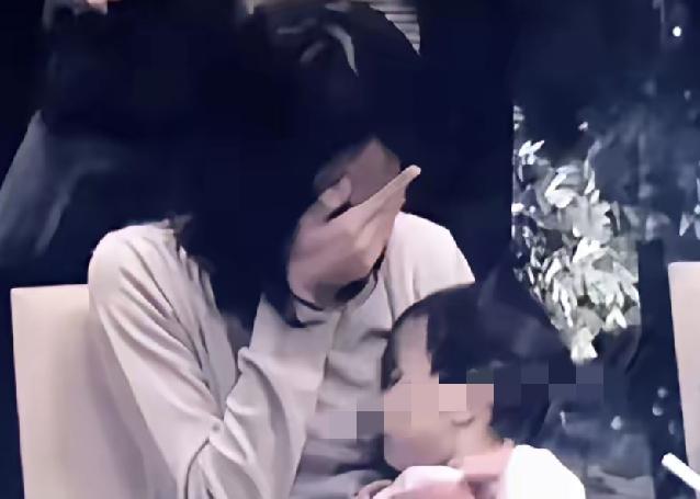 据说，这是媒体唯一一次拍到王菲流泪的照片。那年，她忙于筹备演唱会，母亲却不幸病