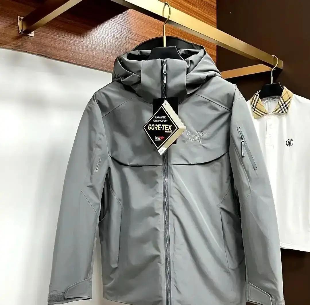 三里屯-7℃，一件1万2的滑雪服在排队买咖啡不是去滑雪，只是上班。羽