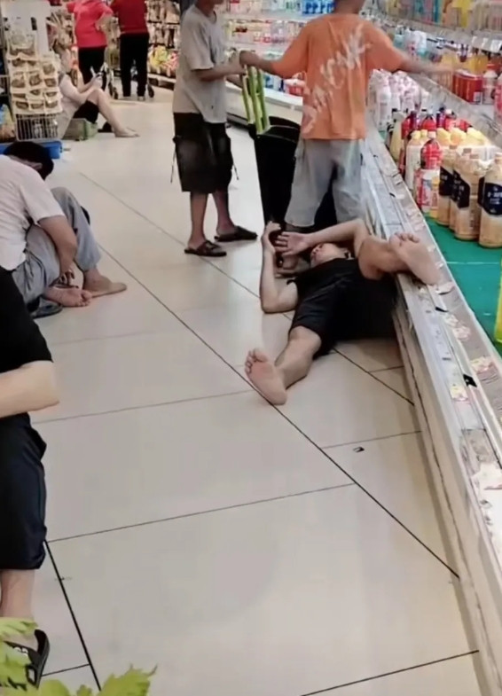 超市倒了八辈子霉，客人进不来，蹭空调的闲人却满地都是！一到夏天，一群老人就跑到