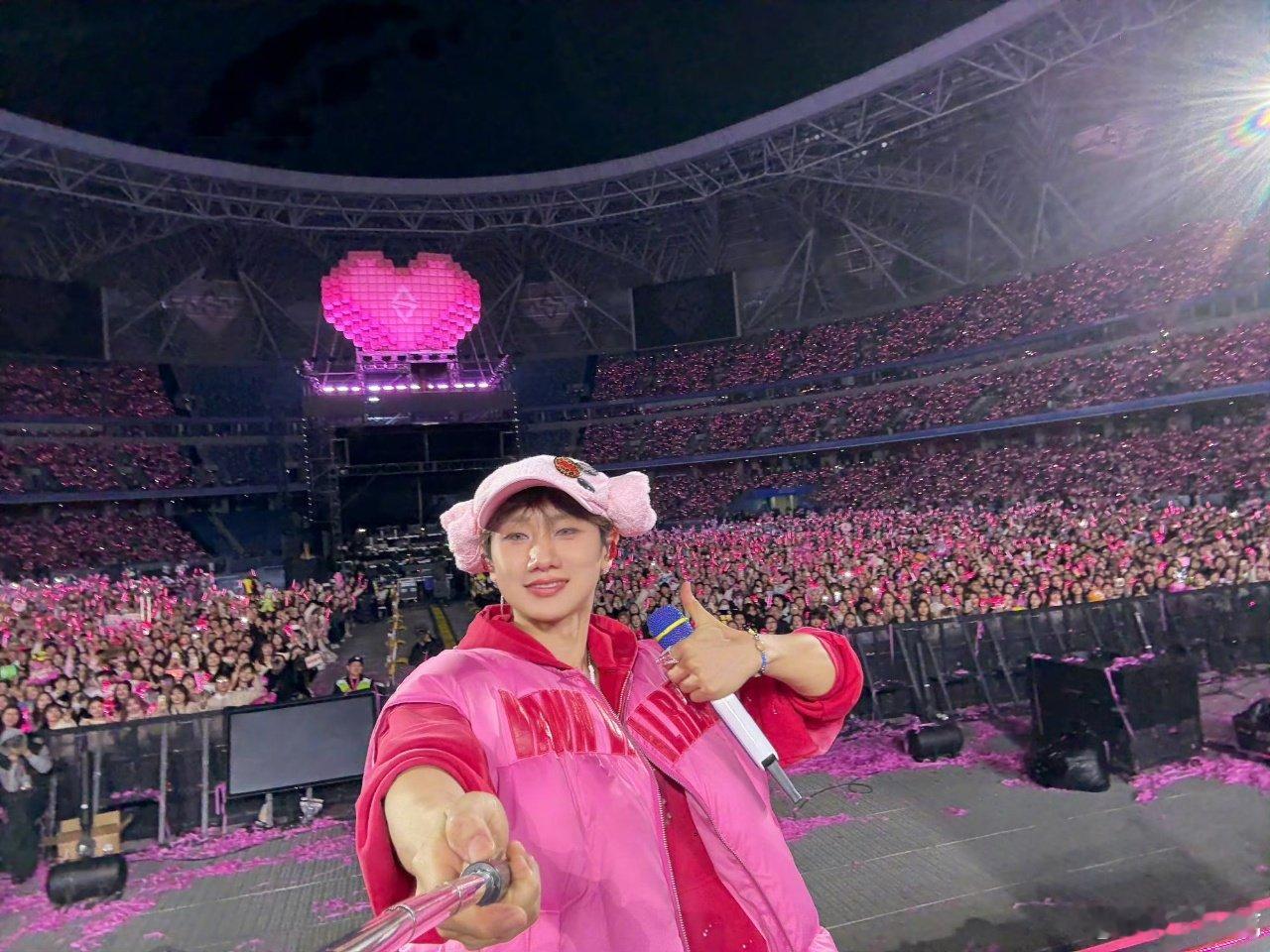 汪苏泷再帅的男人也得亲自捡儿子再帅的汪苏泷，也逃不过捡摔掉的破壳龙的命运！