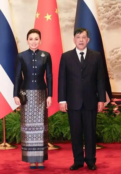 泰王的焦虑，早已写在脸上。2025年11月13日，泰国国王首次踏上中国土地。要