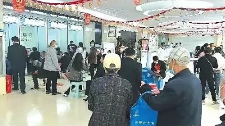 银行经理曝出一大私密，有钱人穿着随意，没钱人却穿金戴银，衣着时尚，有钱人怕别人知