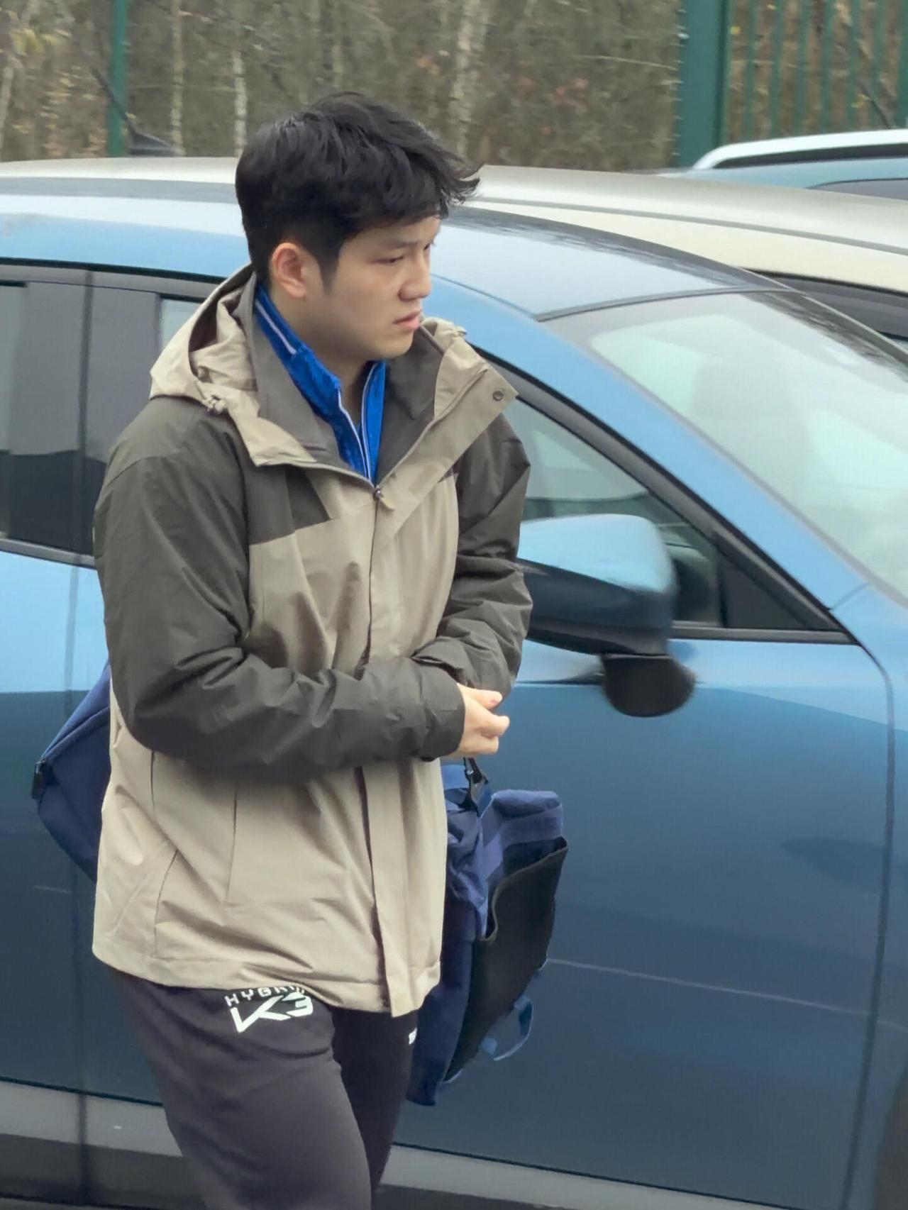 新鲜的东东，上班了，新的一天，东哥在和自己独处，不要在意为什么不笑，自己走路放空