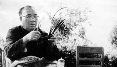 1929年，朱德和妻子正在吃饭，突然，十几个敌军踹门而入：“谁是朱德！”生死关头