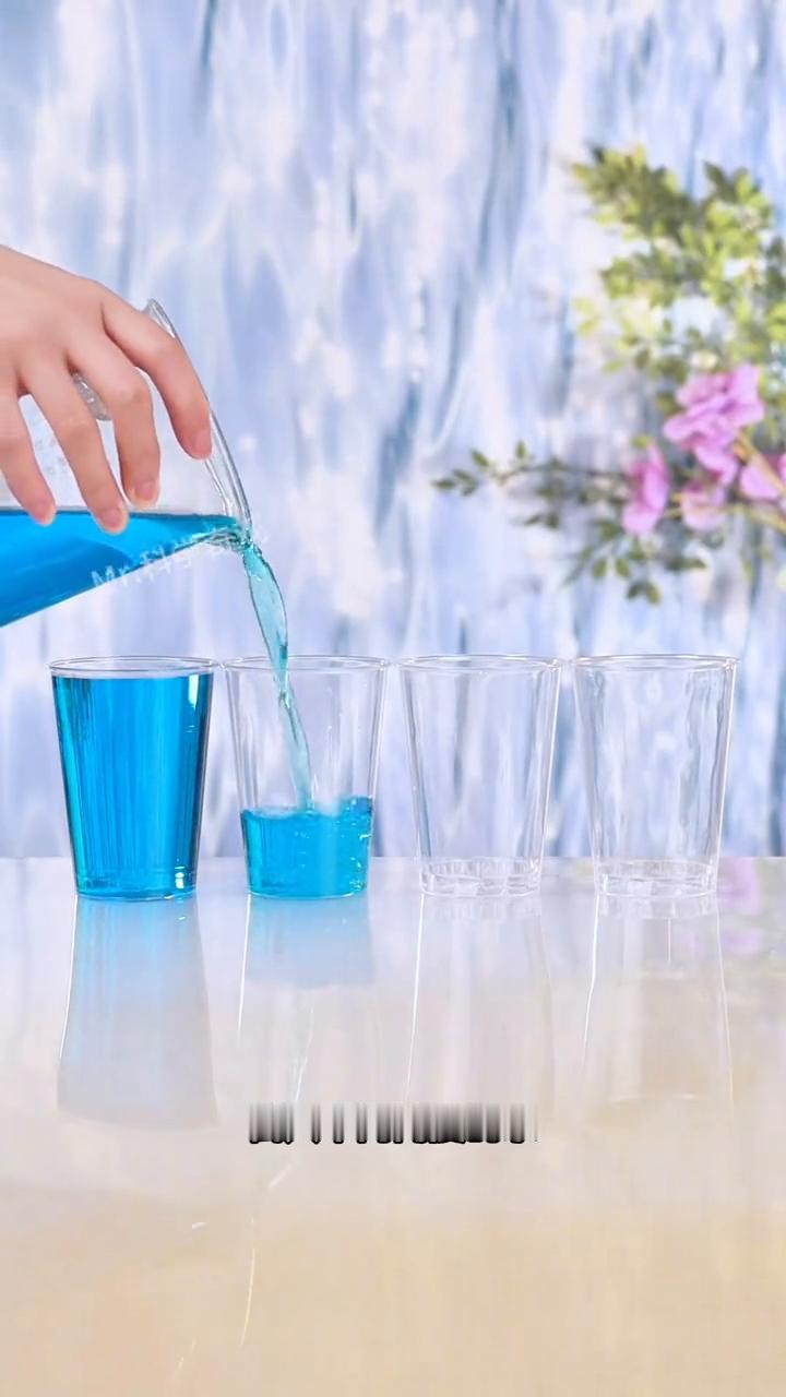 光的折射。别眨眼，我来带你感受一下科学的力量。·在白纸上按个手印，接着往杯子