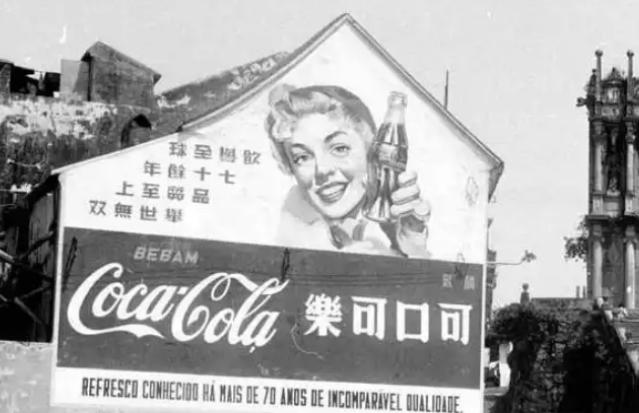 张学良在软禁的时候很喜欢喝可乐，每天要喝三四瓶。当时1美元可以买20瓶可乐，3.