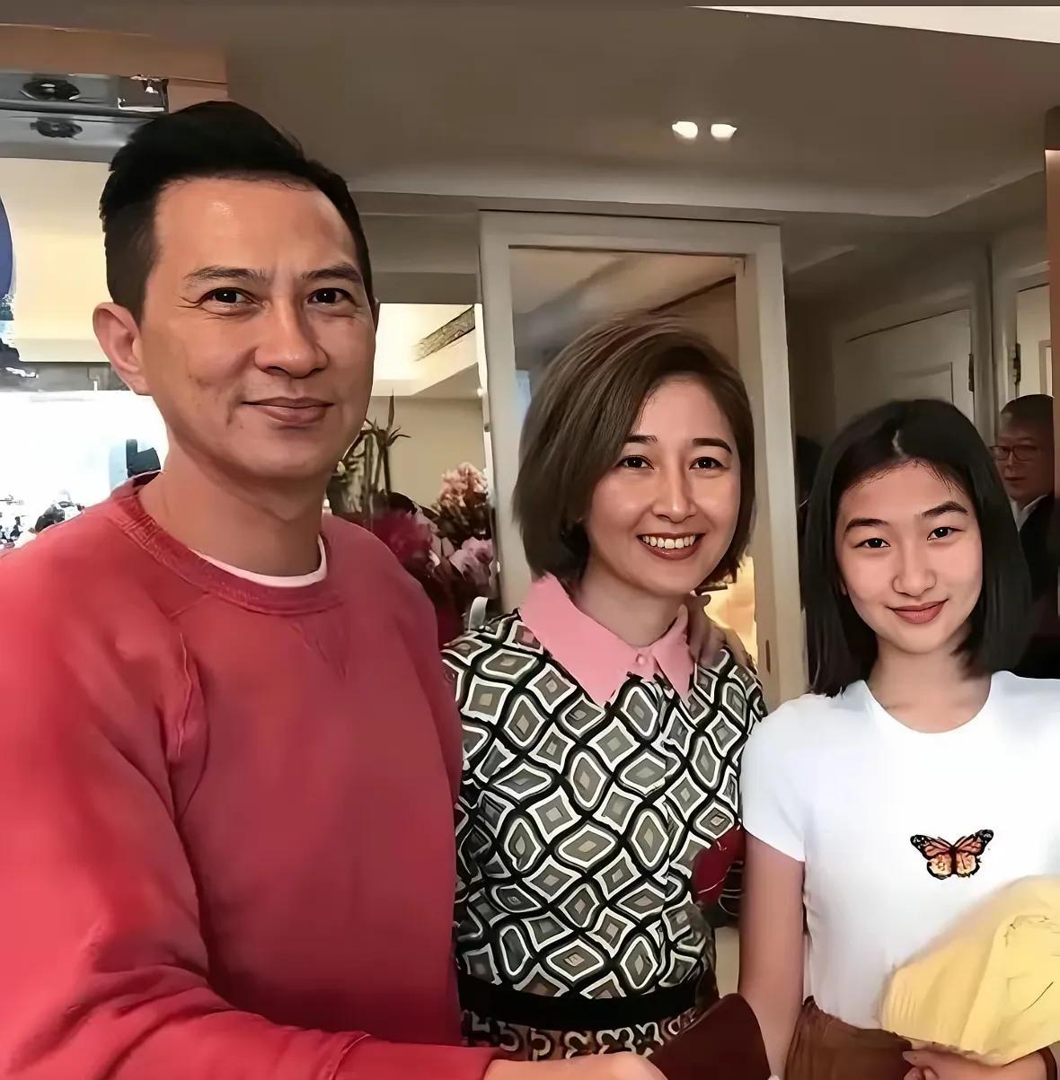关咏荷的好基因，全给女儿接住了！瞧那眉眼，像极了年轻时的关咏荷，灵动又秀气，一