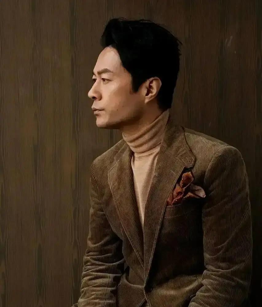 谭凯大半夜接到导演电话。杨亚洲直接让他演新剧《沉默的荣耀》的男一号。演的还是个普