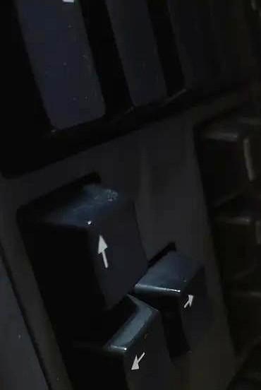 汽车里的AC键，很多人都以为只是用来制冷的，其实它的作用可不止于此。它能