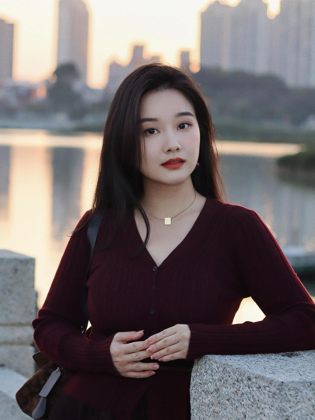 落日江桥的酒红诗靠在石栏上的那一刻，酒红针织衫的纹路蹭着掌心细纽扣扣着的