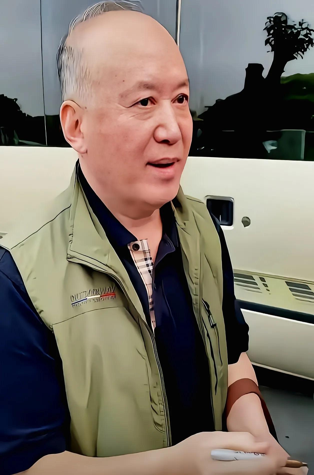 不走穴不直播，不带助理没有保镖，72岁的郭达低调现身西安街头刷手机时看到有网