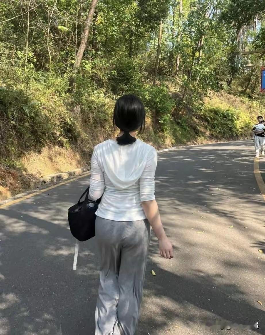 能心甘情愿跟你，出现在这荒郊野岭爬山，还不能证明点什么吗？