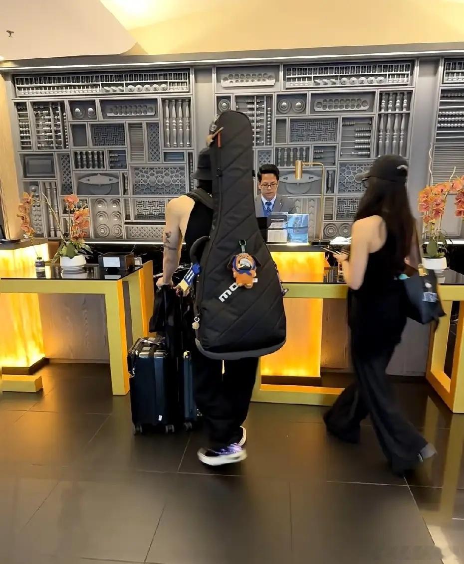 有网友在吉隆坡机场偶遇吴建豪，还有他的新婚太太！她太太叫荒卷绘美，是日本人，小时