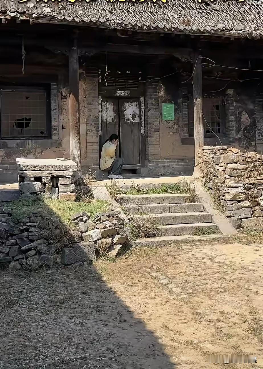 一个人坐在老房子门口发呆。经常看到这样的画面，计划生育时独生一个女孩，父母去世