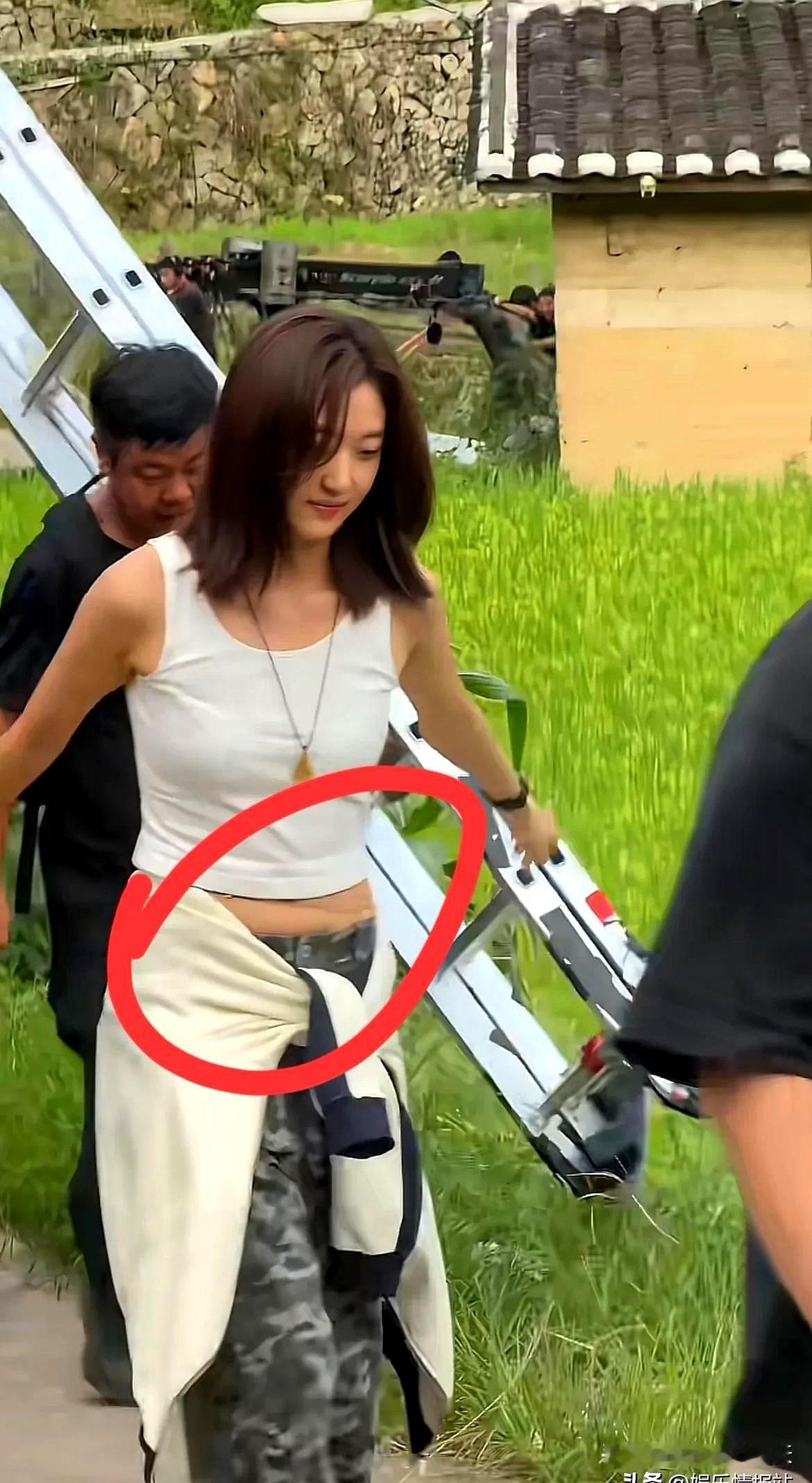 当新剧杀青的那天，路人镜头一抬，议论就起了。29岁的孙千，被说在生图里只算一般