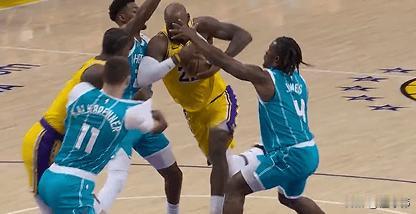 依旧强势！三球谈詹姆斯：“勒布朗依旧很强势。”“他的冲击力很夸张。”