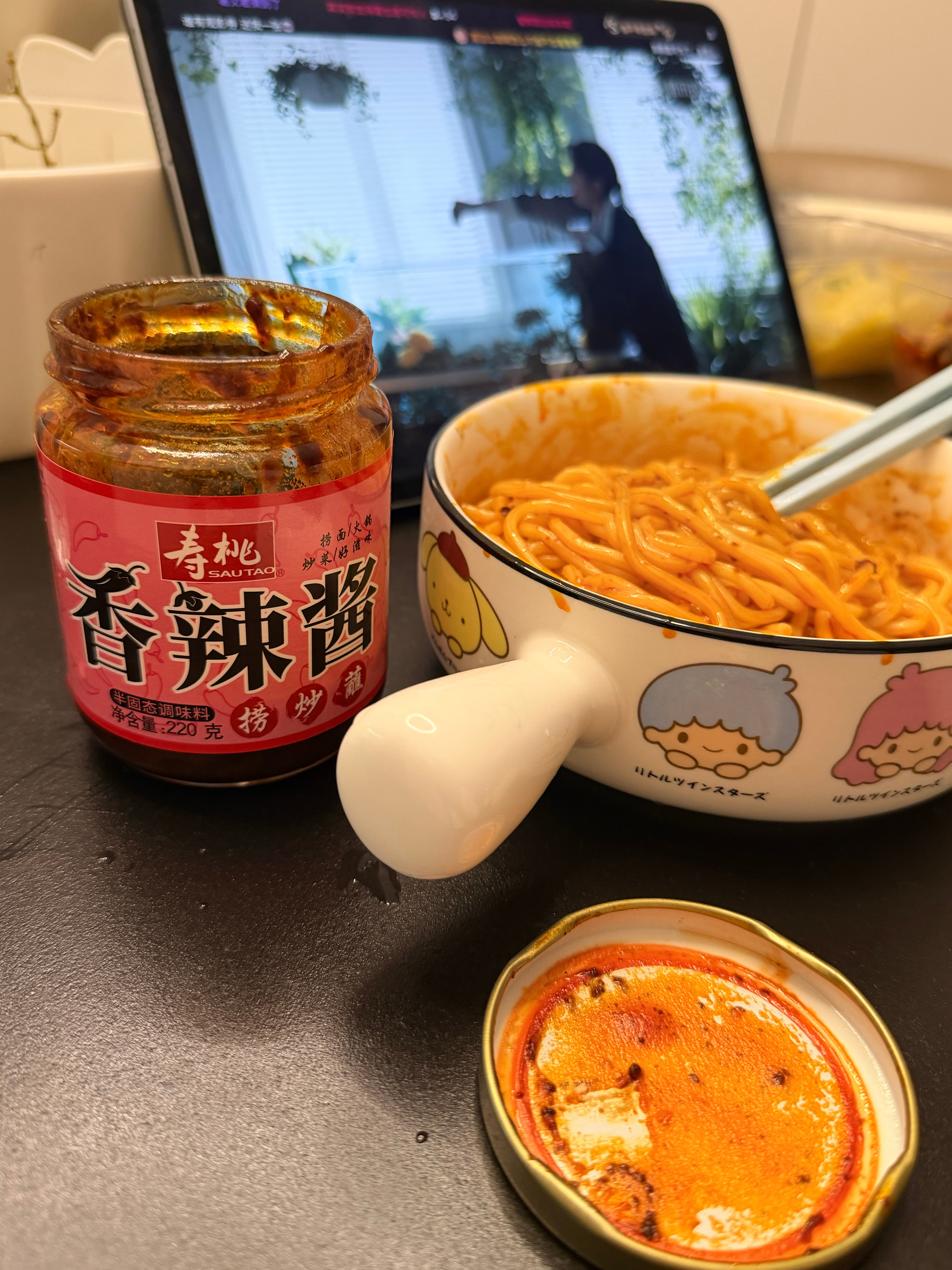 给大家推荐这个辣酱配这个车仔面一定要搭配这个面拌起来超级好吃！天天吃上瘾