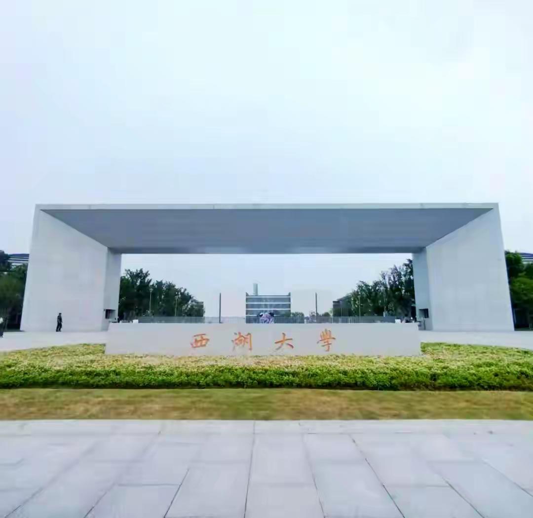 人到了中年再看大学收学费这档子事，最大的荒唐，是咱们老百姓掏家底办起来的学府