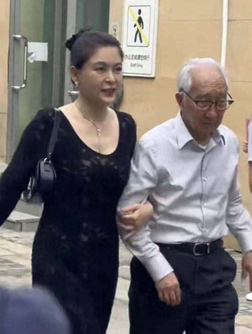 知名演员嫁大44岁老艺术家，现丈夫91岁垂垂老矣，她47岁貌美如花201