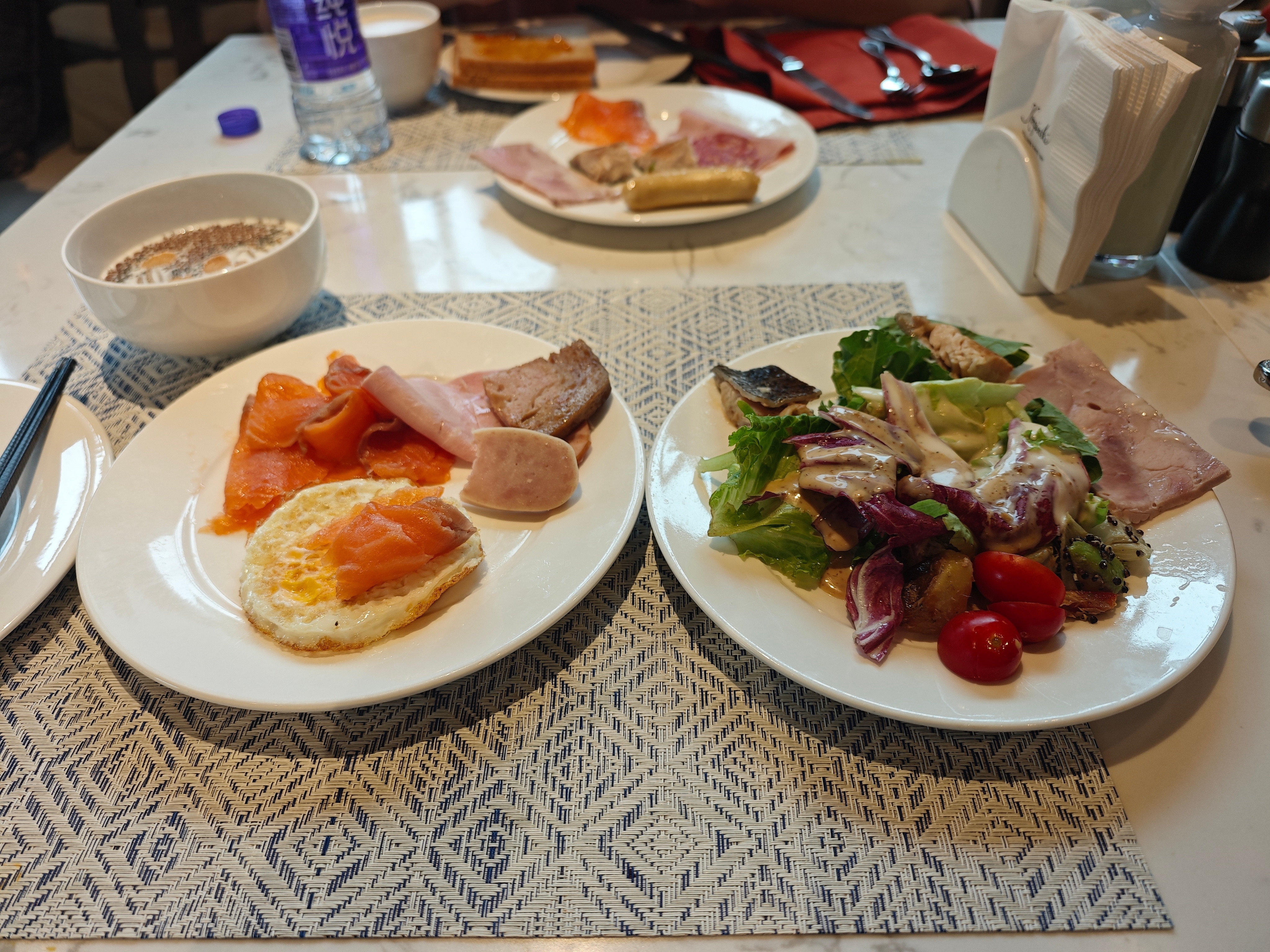 早，恰个早餐～烟熏三文鱼，得多吃点儿～早饭