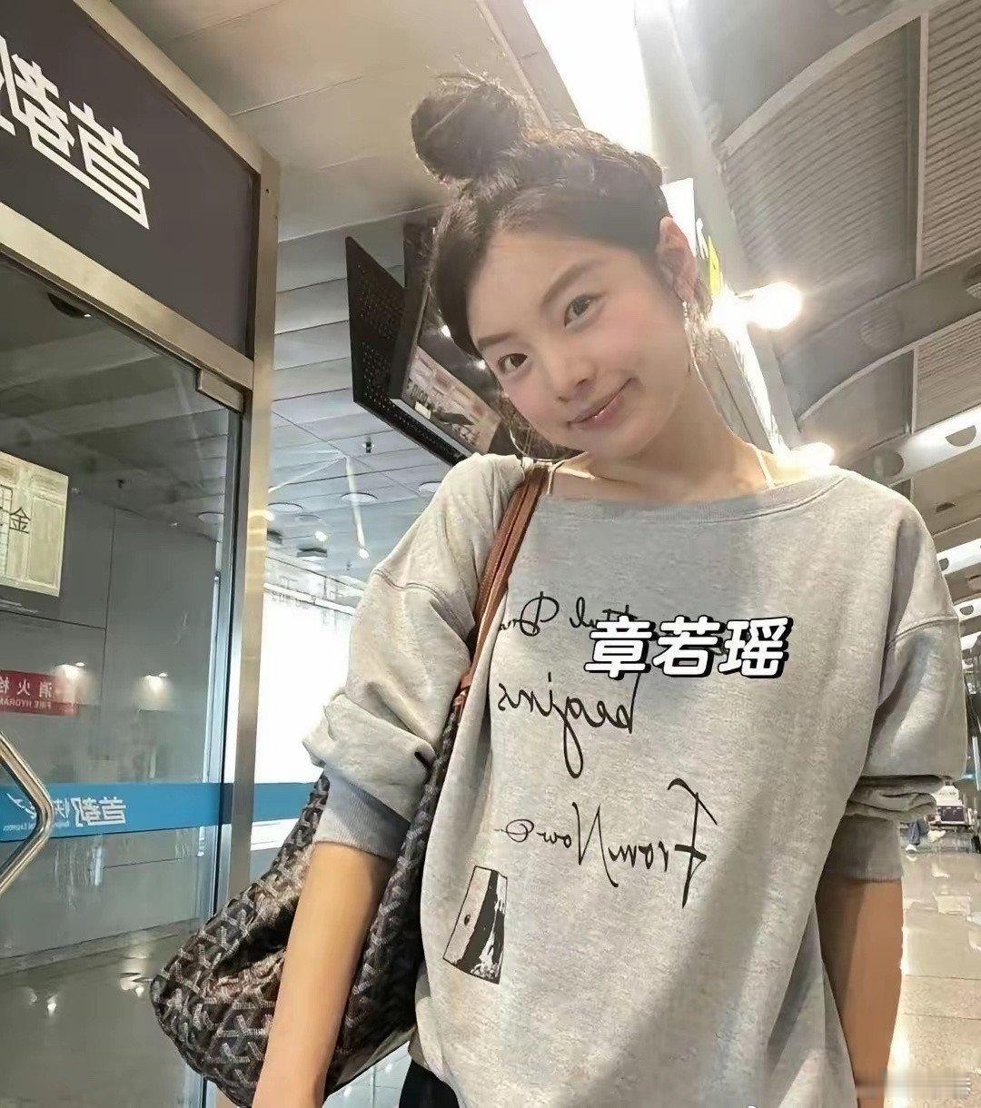 章家三姐妹的画风怎么越看越像，感觉都在朝着章若楠的风格靠拢……