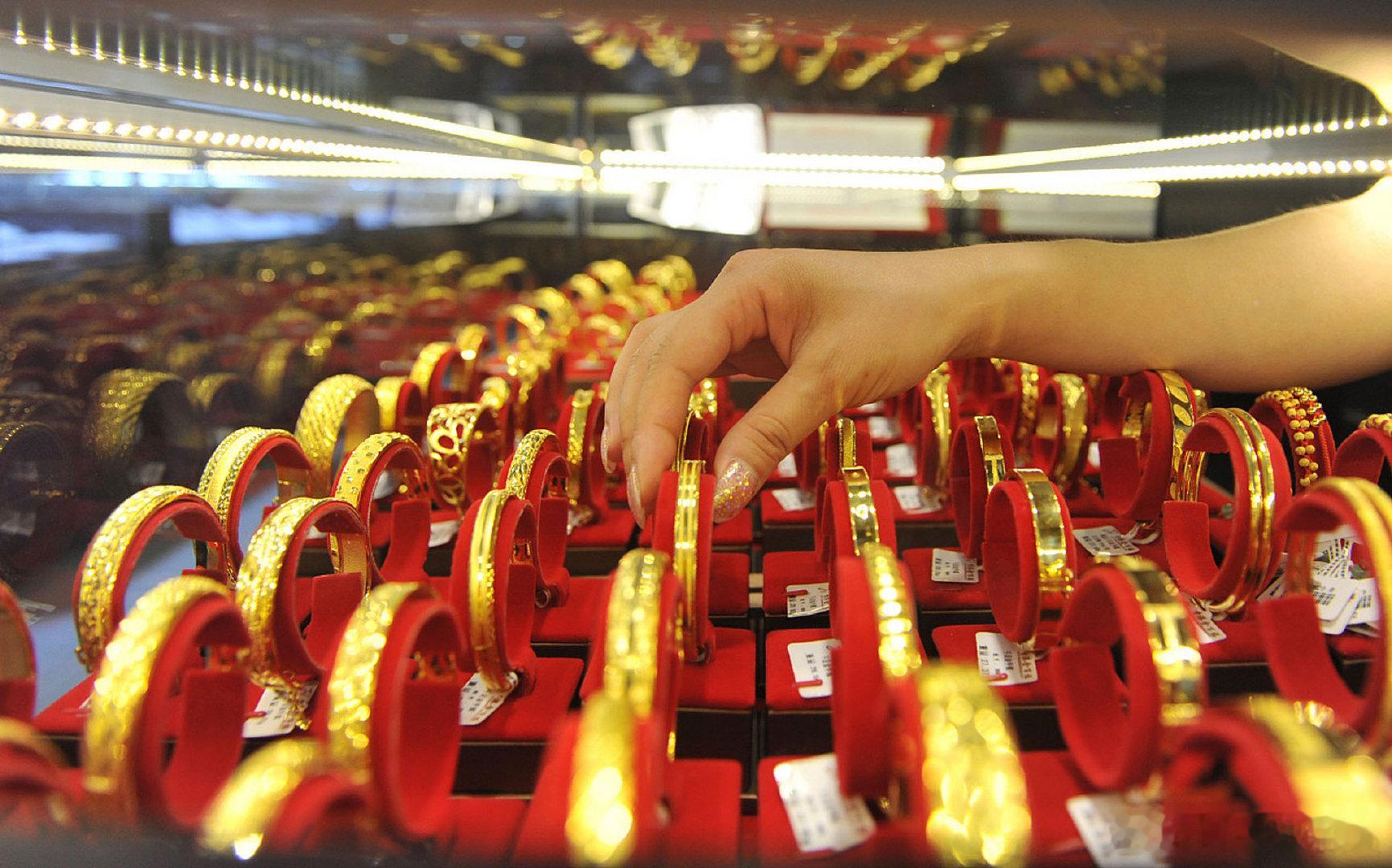 多家品牌金饰价格跌破1300元【金饰价格集体跌破1300元】6月10日亚洲早