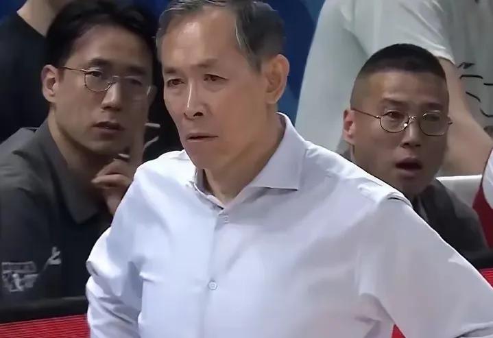 方硕也许是最后一个赛季！徐利民指导将重用年轻球员：1.以陈盈骏，周琦为核心，重