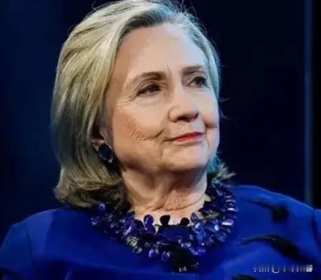 希拉里罕见发声！美国前国务卿希拉里，最近急得直接开骂了。她骂的不是别人，正是美