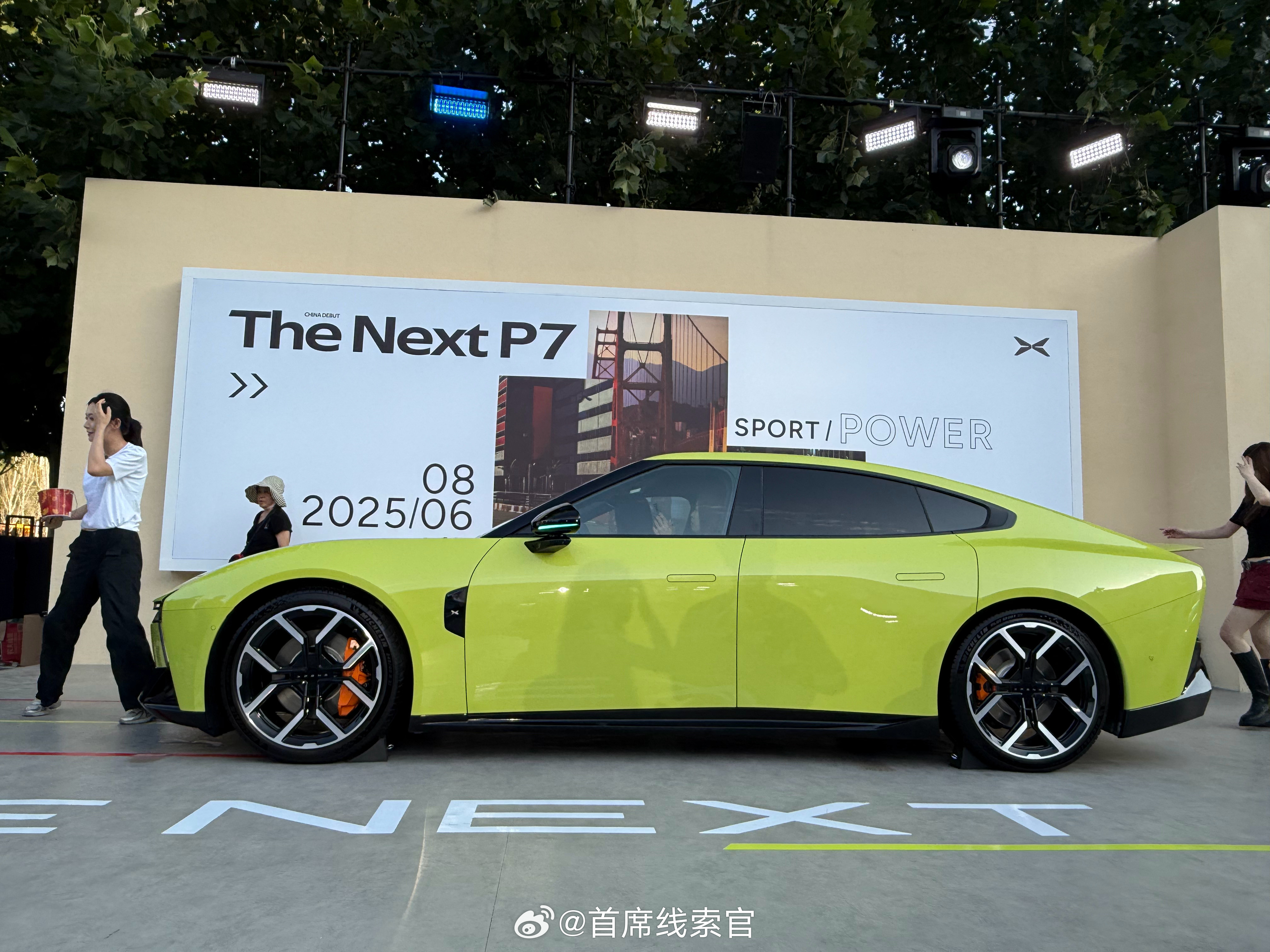 时尚圈都在拍小鹏P7全新P7现场图实拍。车身轮廓非常犀利，前脸的无中断灯带过