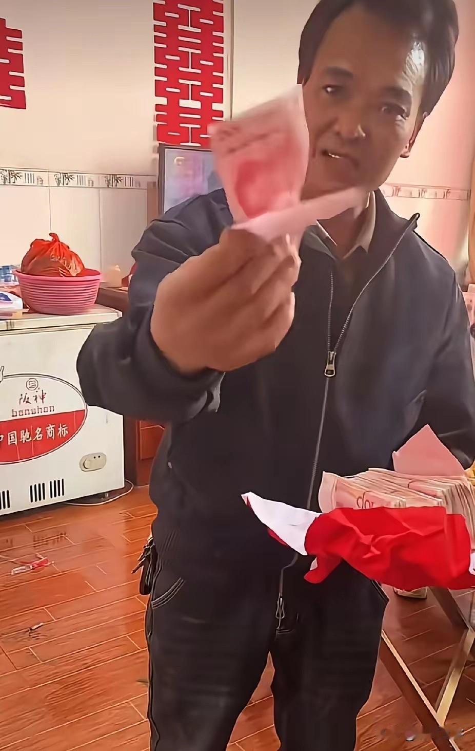 出嫁的女儿将新郎家给的彩礼钱，拿给父亲时，父亲的一个举动，却让女儿瞬间泪目了。