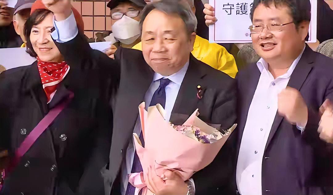 “叛徒”悄悄抵台，一句话石破天惊，机场遭围攻，迟早害了全台湾看看这个叫石平的