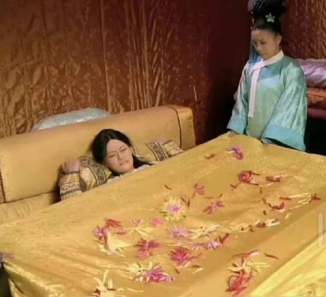 回顾《甄嬛传》甄嬛和眉姐姐生孩子场景，两人的待遇很不一样啊，甄嬛的被子用真花点缀