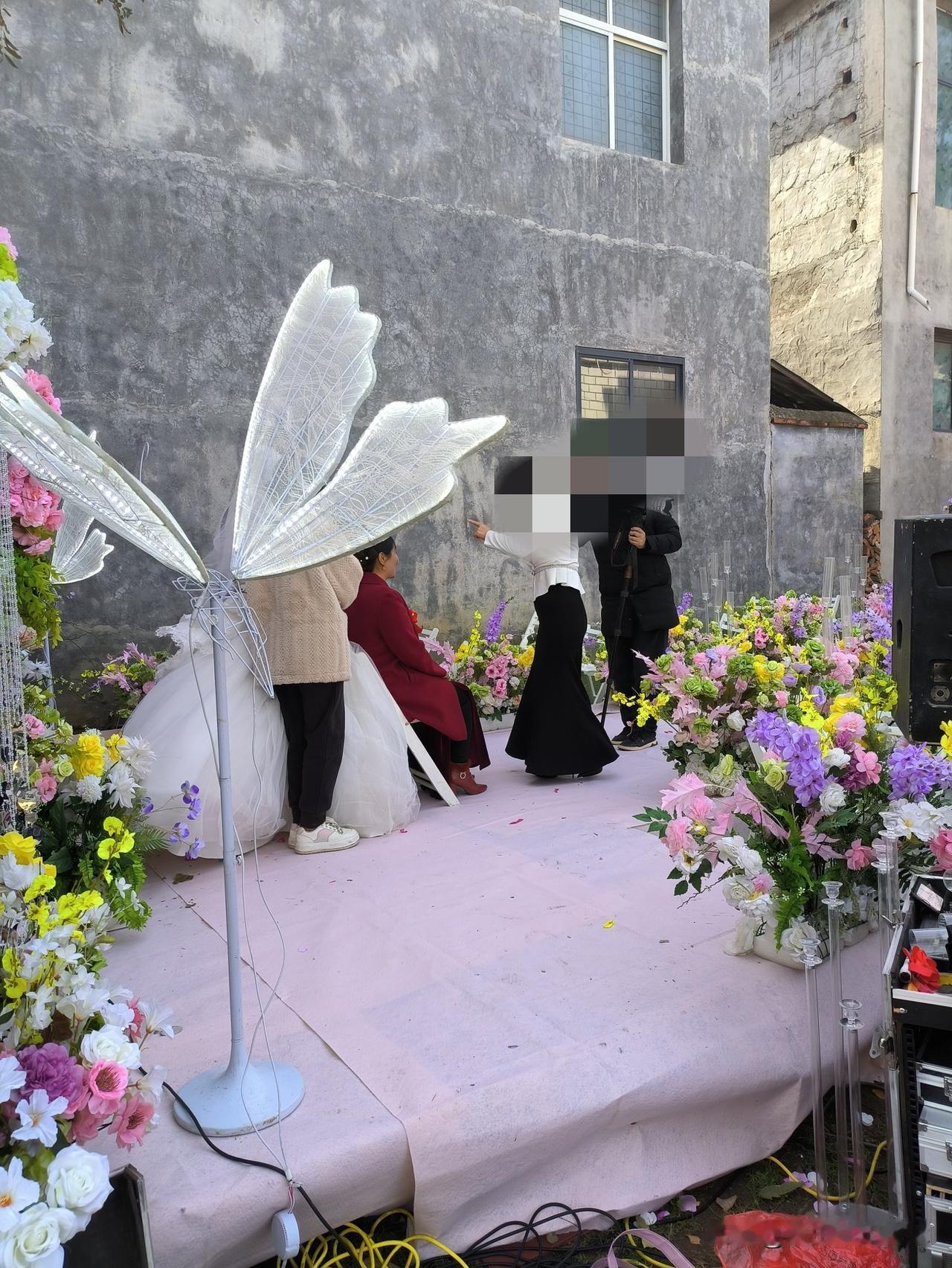 前几日参加了一场婚礼。说实话，如今的婚礼着实令人尴尬。现场亲戚朋友众多，却都离