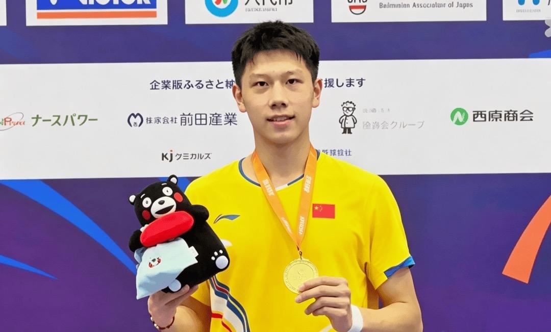 洪天岳2-0莱南达，成功夺得男单冠军，国羽男单在胡哲安之后又有选手在亚青赛封王！